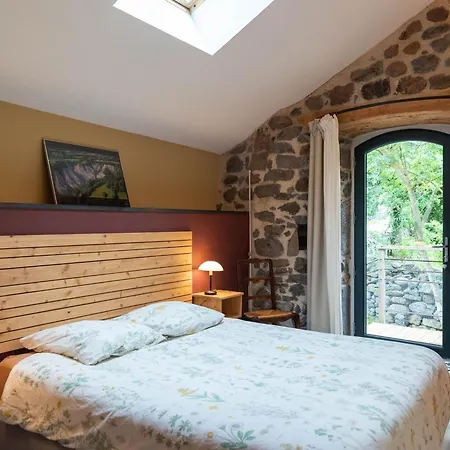 Bed & Breakfast En Ferme Traditionnelle Avec Terrasse En Haute-loire - Fr-1-582-488