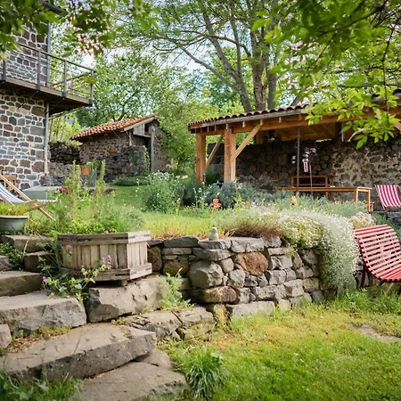 En Ferme Traditionnelle Avec Terrasse En Haute-loire - Fr-1-582-488 Bed & Breakfast *